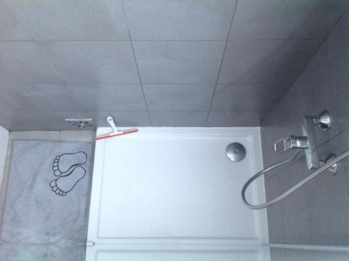 e bagno con doccia e soffione. di Beach apartment... T1 with swimming pool (summer) a Costa da Caparica