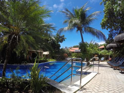 琵琶的住宿－可可弗雷斯科旅館，棕榈树度假村的游泳池