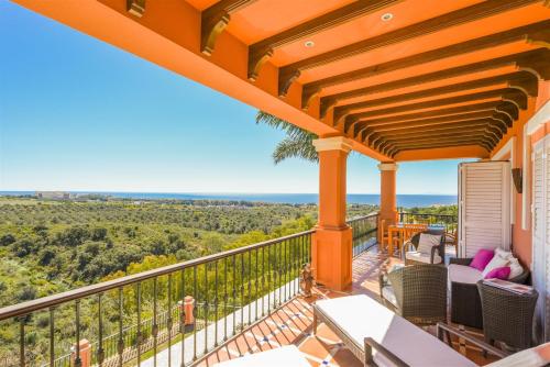 una terraza con sillas y mesas en un balcón con vistas en The Marbella Heights Boutique Hotel, en Marbella