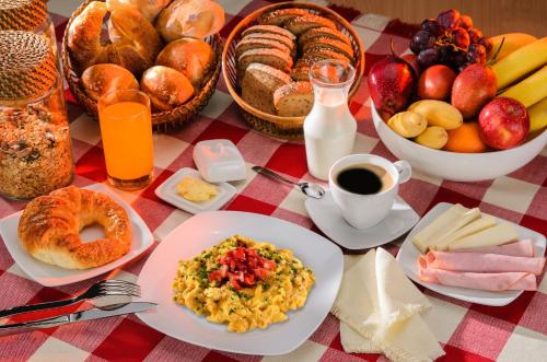 Hotel Casa Gardenia في كيتو: طاولة مليئة بأطباق طعام الإفطار والقهوة