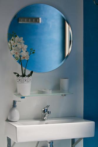 a bathroom with a mirror above a sink at Hostal Main Street Madrid in Madrid