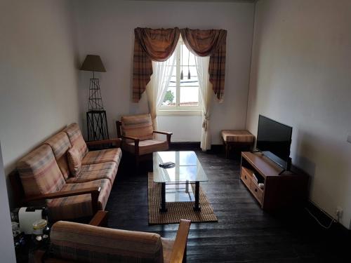 a living room with a couch and a tv at Paradise View in Gaula