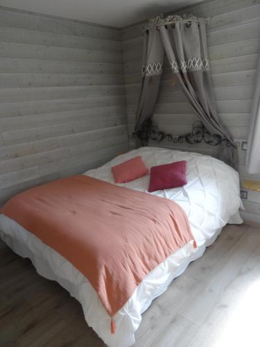 Llit o llits en una habitació de LA BELLE D'ANTAN