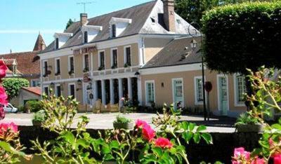 Cette grande maison blanche possède de nombreuses fenêtres. dans l'établissement Relais Saint Louis, Logis, à Bellême