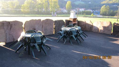 a group of chairs sitting around a table at Casa rural Lakoizketa in Legasa