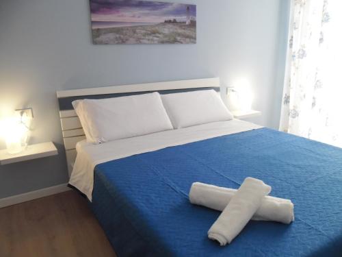 Un dormitorio con una cama con dos toallas encima. en Le vie del Centro, en Palermo