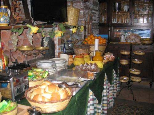 uma cozinha com uma mesa com um monte de comida em Albergo Diffuso Borgo Santa Caterina "Vintage" em Castiglione di Sicilia