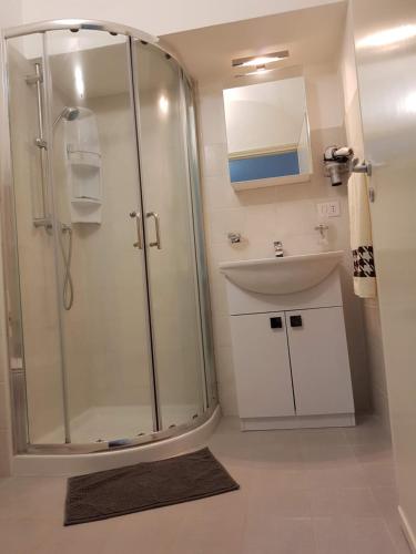 uma casa de banho com um chuveiro e um lavatório. em Locazione Turistica "nta Casuzza" em Ragusa