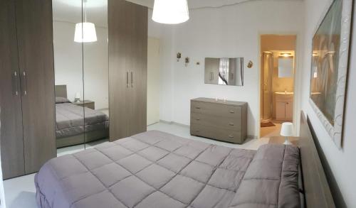 1 dormitorio con 1 cama grande y baño en Locazione Turistica "nta Casuzza" en Ragusa