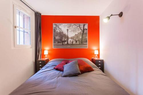 エクス・アン・プロヴァンスにあるL'Entrecasteauxのオレンジ色の壁のドミトリールームのベッド1台分です。