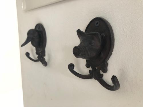 two black wall hooks with a cat on a wall at Appartement in Graz-Geidorf in Graz