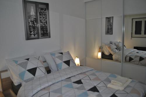 um quarto com uma cama e um espelho em appartements T2 ou T3 idéalements situés em Brech