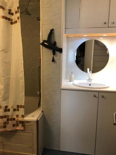 W łazience znajduje się umywalka i lustro. w obiekcie GRIF 5 w mieście Pas de la Casa