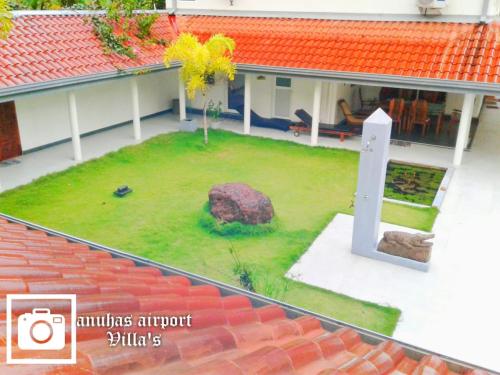 Κήπος έξω από το Anuhas Airport Villas