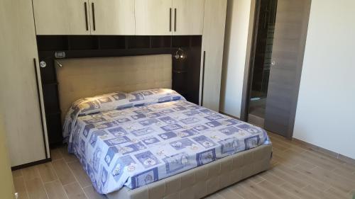 a bedroom with a bed with a pile of money at Appartamento fronte porto in Alghero