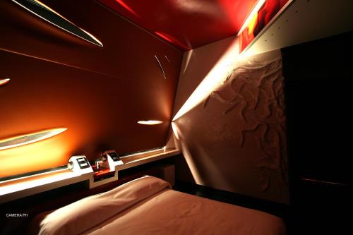 a small room with a bed and a light at Diecizero Affittacamere in Barùmini