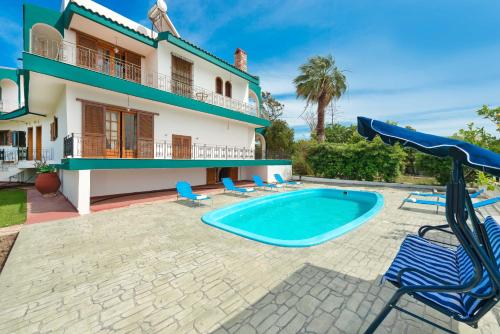 an image of a villa with a swimming pool at Villas Marianna in Kalavárda