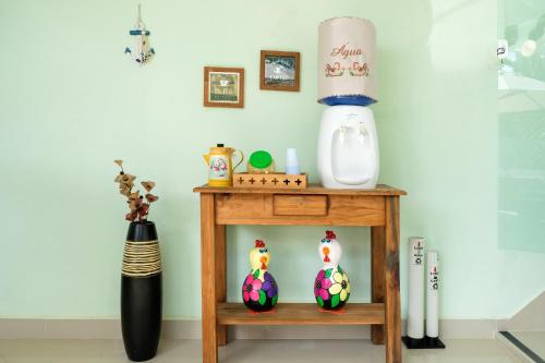 a small table with two vases on top of it at Recanto Maranduba in Ubatuba