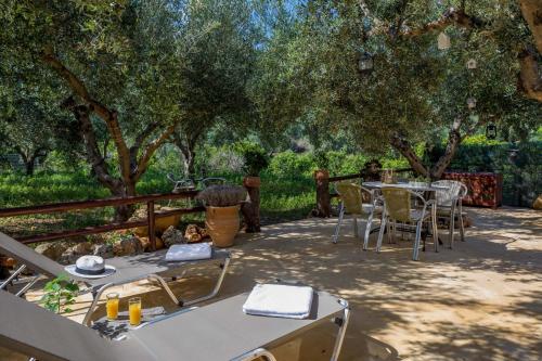 Κήπος έξω από το The Olive House