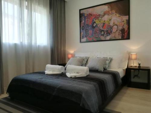 een slaapkamer met een bed met twee handdoeken erop bij Irís Apartment in Pombal