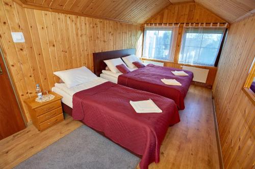 Ένα ή περισσότερα κρεβάτια σε δωμάτιο στο Karczma Pod Topolami