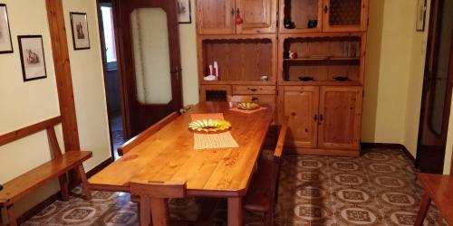 einen Holztisch mit einer Schale Bananen drauf in der Unterkunft Villa Lina in Castel Volturno