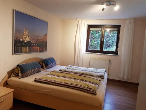 a bedroom with a bed with a picture on the wall at 2 Zi-Appartment mit Gartennutzung in Brühl