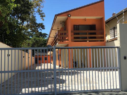 a gate in front of a house at Chalés Ubatuba 102 - P. Itaguá in Ubatuba