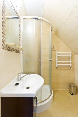 a bathroom with a sink and a shower at U Beaty in Frydman
