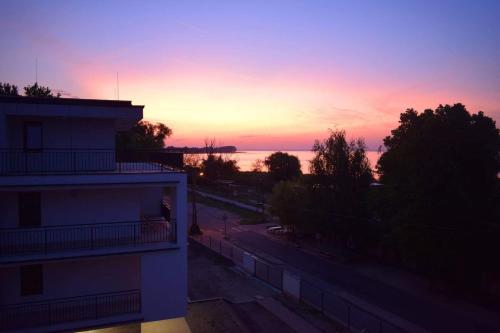 Balatoni Élmény - csopaki apartmanlakások 20 méterre a Balatontól 8229 Csopak, Ifjúság sétány 4. F-épület Fszt. 1, G-épület Fszt. 2. kép - 3