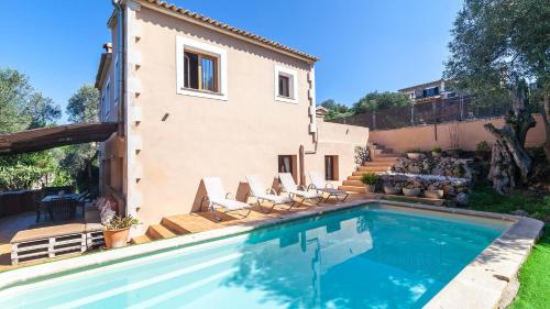 una villa con piscina di fronte a una casa di Son Vent a Valldemossa