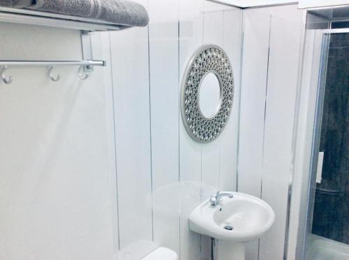 Ванная комната в DUNOON - TOWN CENTRE HOLIDAY HOME APARTMENT