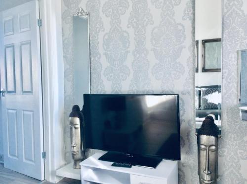 Телевизор и/или развлекательный центр в DUNOON - TOWN CENTRE HOLIDAY HOME APARTMENT