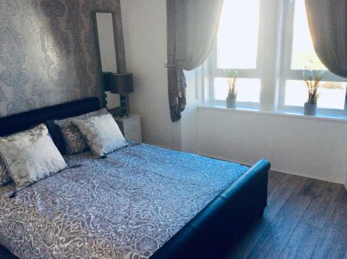 Кровать или кровати в номере DUNOON - TOWN CENTRE HOLIDAY HOME APARTMENT