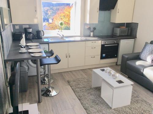 Кухня или мини-кухня в DUNOON - TOWN CENTRE HOLIDAY HOME APARTMENT
