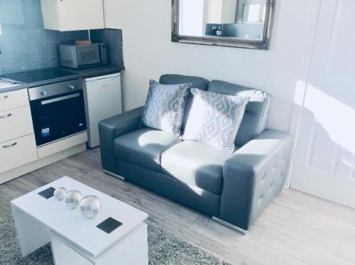 Кухня или мини-кухня в DUNOON - TOWN CENTRE HOLIDAY HOME APARTMENT
