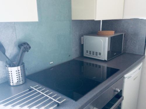 Кухня или мини-кухня в DUNOON - TOWN CENTRE HOLIDAY HOME APARTMENT
