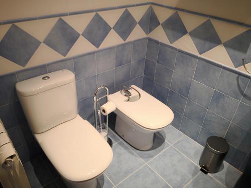 アレーナス・デ・サン・ペドロにあるApartamentos Torre de Gredosのバスルーム(トイレ、洗面台付)