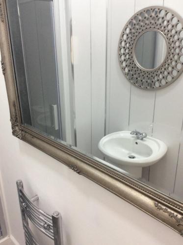 Ванная комната в DUNOON - TOWN CENTRE HOLIDAY HOME APARTMENT