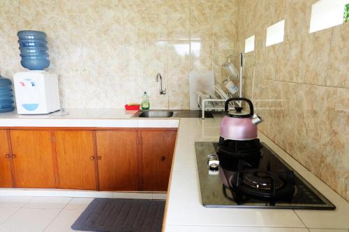 una cucina con bollitore per tè sul piano cottura di Rendira Villa ad Ubud
