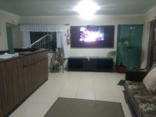 Μια τηλεόραση ή/και κέντρο ψυχαγωγίας στο Hotel Alvorada