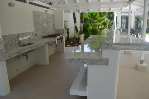 cocina grande con encimeras de mármol y bancos en Apartamento Bay Point 303, en San Andrés