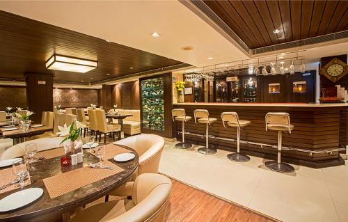 Lounge nebo bar v ubytování Hotel Shanti Palace Mahipalpur