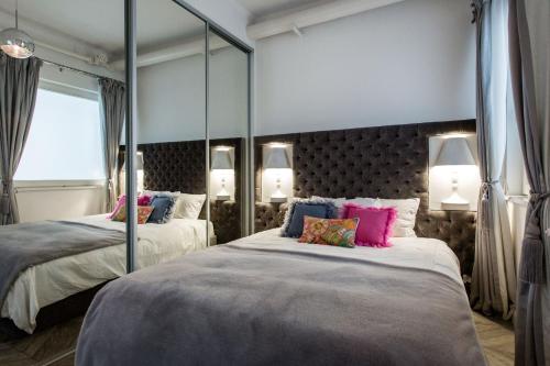 ブダペストにあるEye of Budapest Penthouseのベッドルーム1室(ベッド2台、大きな鏡付)