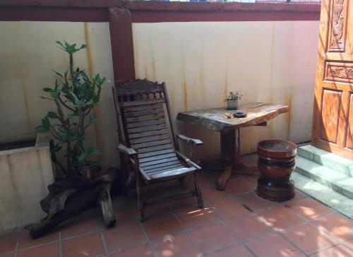 een kamer met een bureau, een stoel en een tafel bij 139 Guest House in Phnom Penh