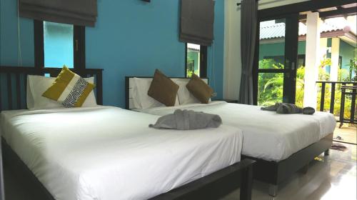 Postel nebo postele na pokoji v ubytování Lanta Memory Resort - SHA Plus