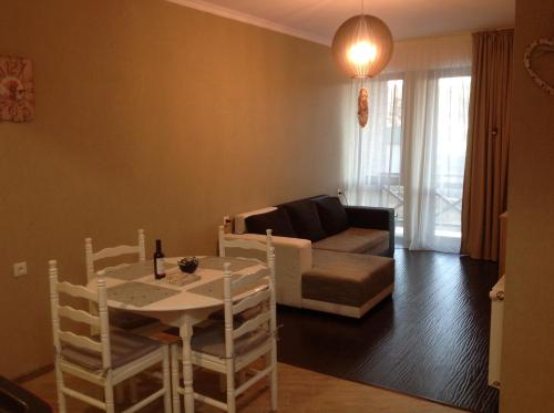 - un salon avec une table et un canapé dans l'établissement Salome's Apartment at Bakuriani Residence, à Bakuriani