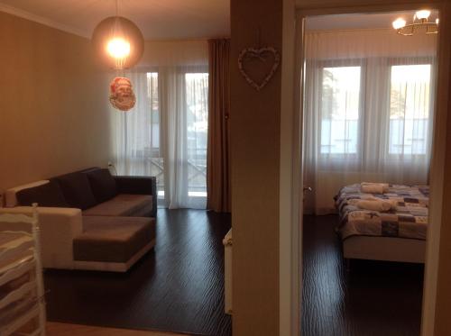 - un salon avec un canapé et un lit dans l'établissement Salome's Apartment at Bakuriani Residence, à Bakuriani