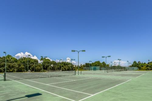 格爾夫海岸的住宿－Plantation Palms，网球场,上面有两顶网球网