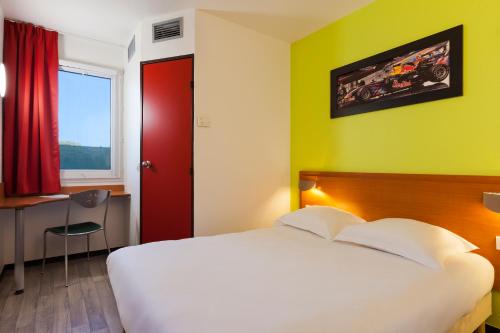 Postel nebo postele na pokoji v ubytování Enzo Hotels Chalons en Champagne